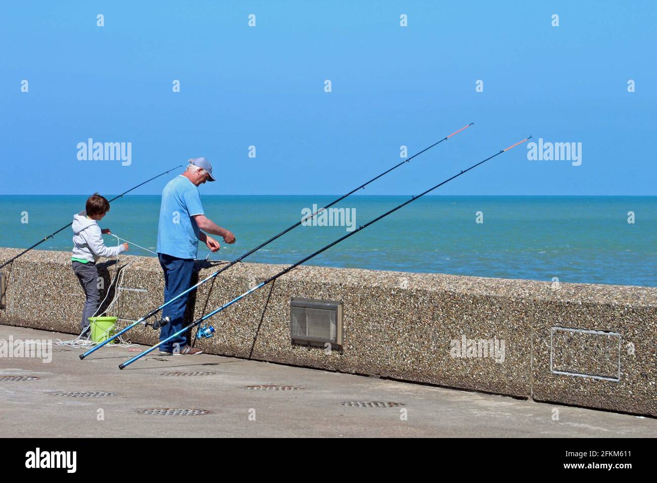 France, pêcheurs sur la jetée, ville et port de Dieppe Stock Photo