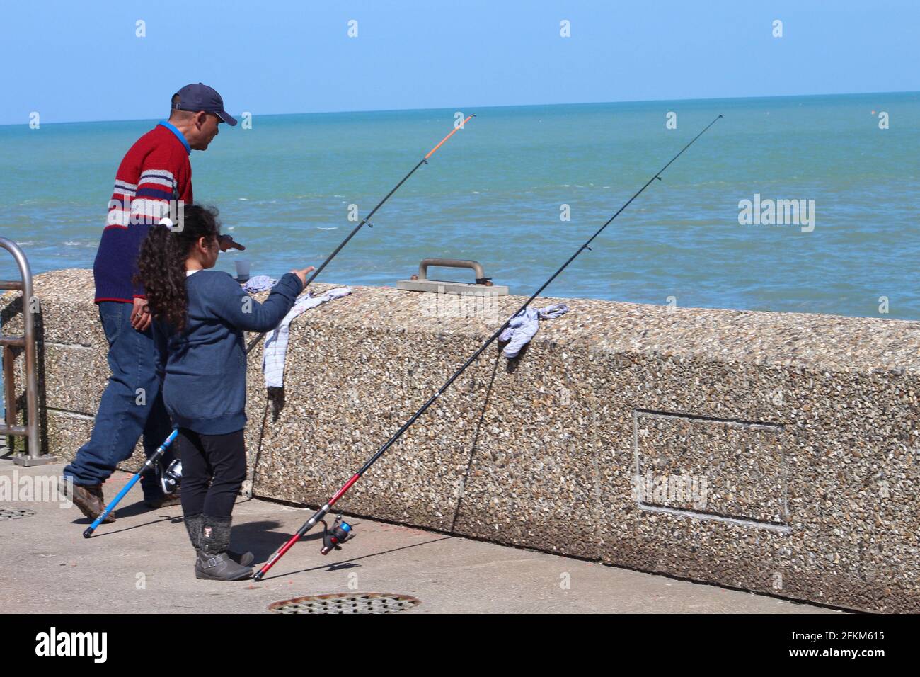 France, pêcheurs sur la jetée, ville et port de Dieppe Stock Photo