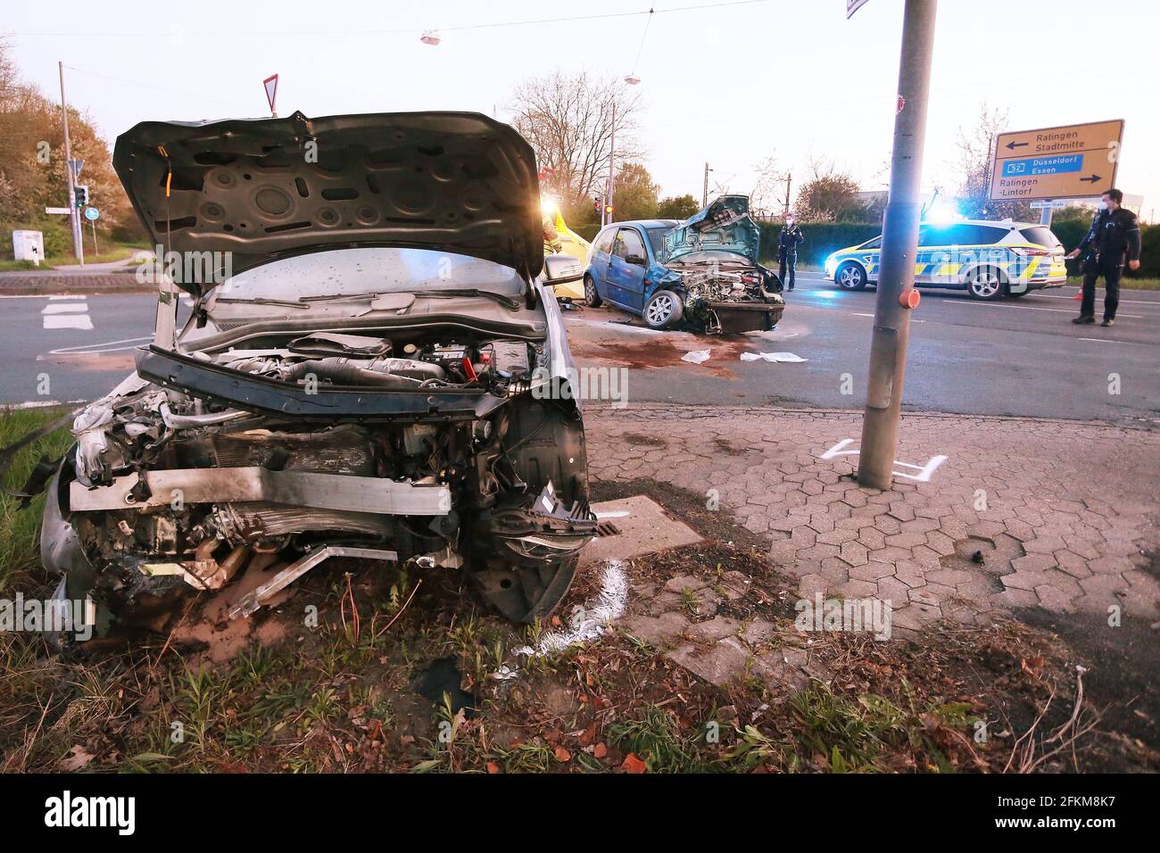 Two damaged cars stand hi-res stock photography and images - Alamy