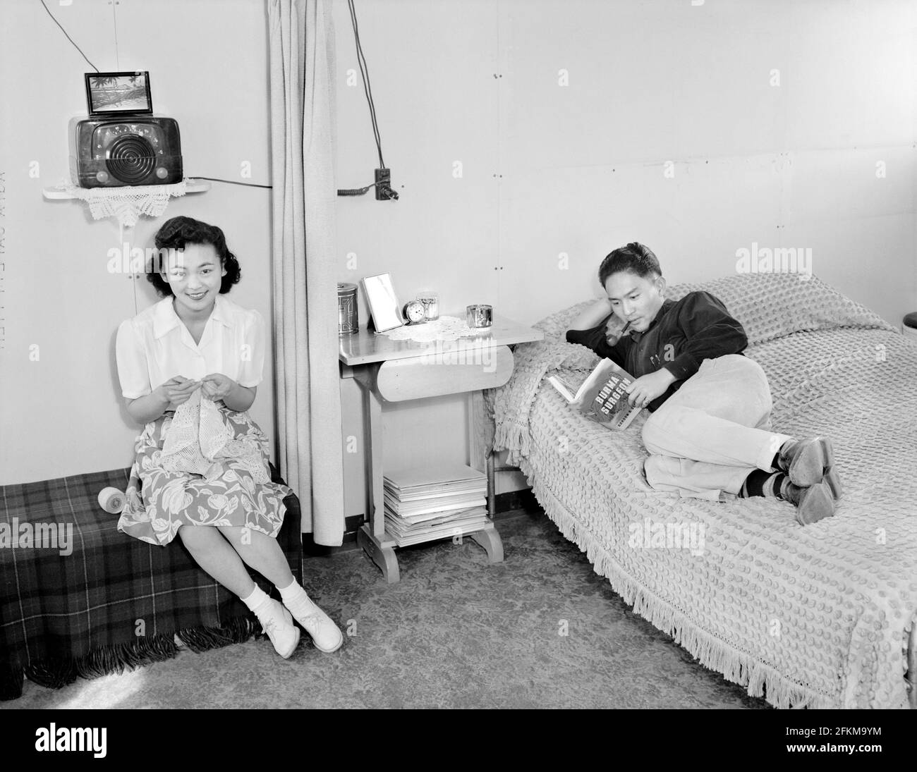 Black woman reading 1940s hi-res stock photography and images - Alamy