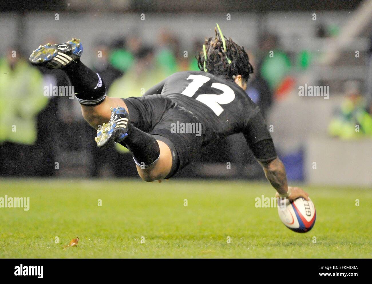ENGLAND V NEW ZEALAND AT  TWICKENHAM.  29/11/2008. MA'A NONU SCORES A TRY. PICTURE DAVID ASHDOWN Stock Photo