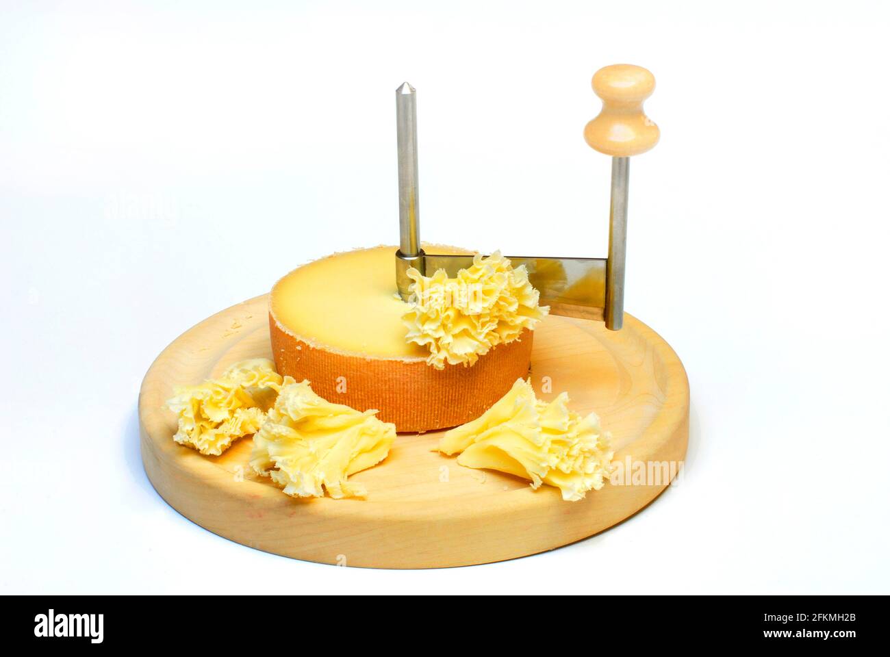 https://c8.alamy.com/comp/2FKMH2B/cheese-tete-de-moine-with-rotating-knife-girolle-cheese-rosettes-monks-head-2FKMH2B.jpg