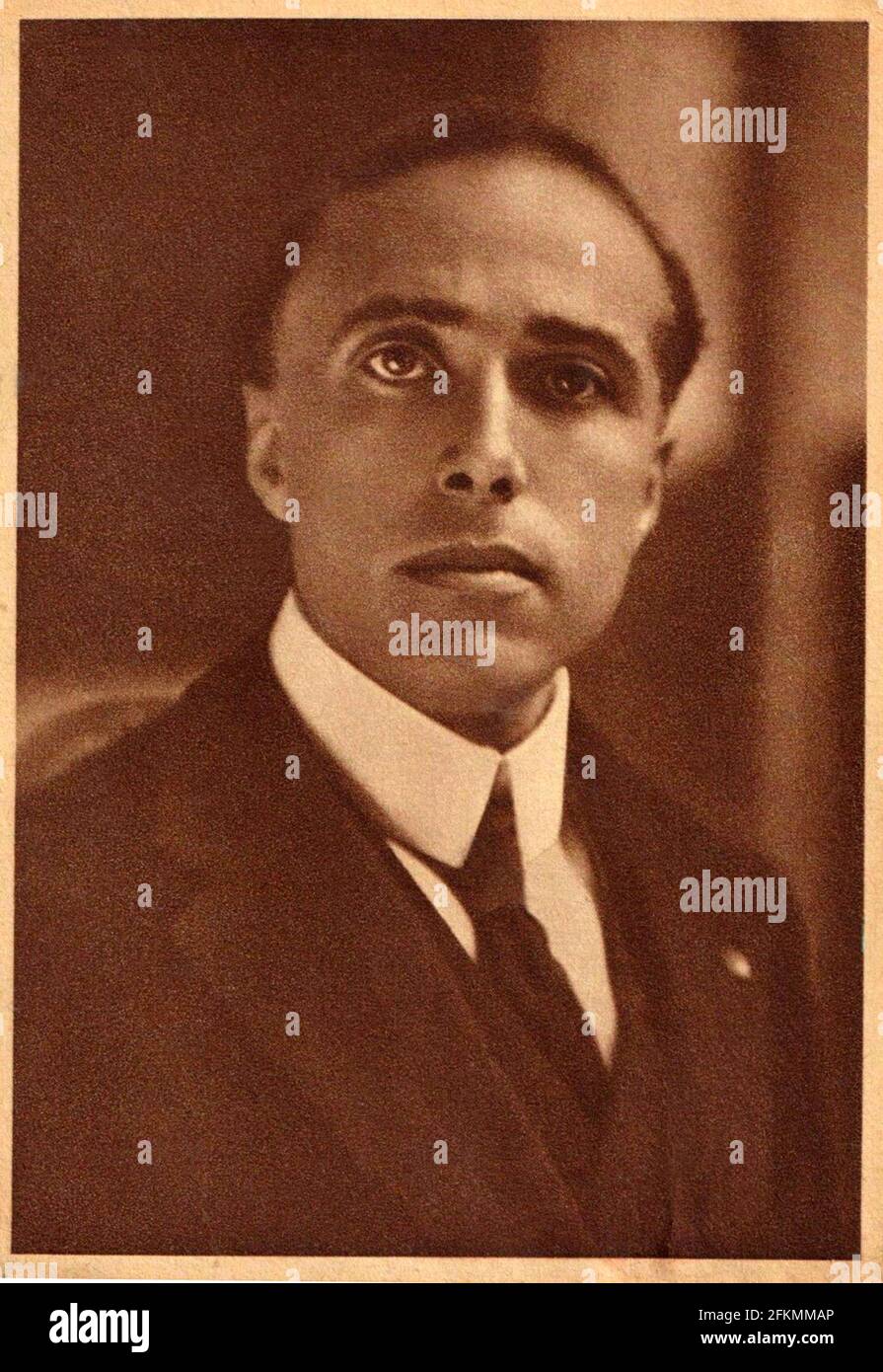 1920 ca , Roma , ITALY: The italian socialist GIACOMO MATTEOTTI ( 1885 - 1924 ), few years before his assassination by fascists during the abduction of the day 10 june 1924 . Unknown photographer . - SOCIALISMO - PARTITO SOCIALISTA ITALIANO - PSI - SOCIALISM - POLITICO - POLITICA - POLITICIAN - POLITIC - portrait - ritratto - ANTIFASCISTA - ANTIFASCISMO - ANTIFASCISM - ANTIFASCIST - FASCISMO - vittima del nazi-fascismo - RAPITO - RAPIMENTO - fascismo - fascism - Segretario Generale del  P.S.I. - tie - cravatta - collar - colletto - socialisti --- Archivio GBB Stock Photo