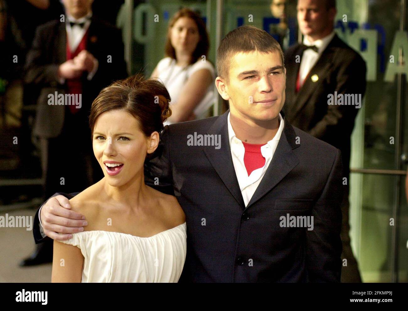 BRITISH ACTRESS KATE BECKINSALE ARRIVING AT THE BRITISH PREMIERE OF 'PEARL HARBOUR' WITH AMERICAN CO-ACTOR JOSH HARTNETT Stock Photo