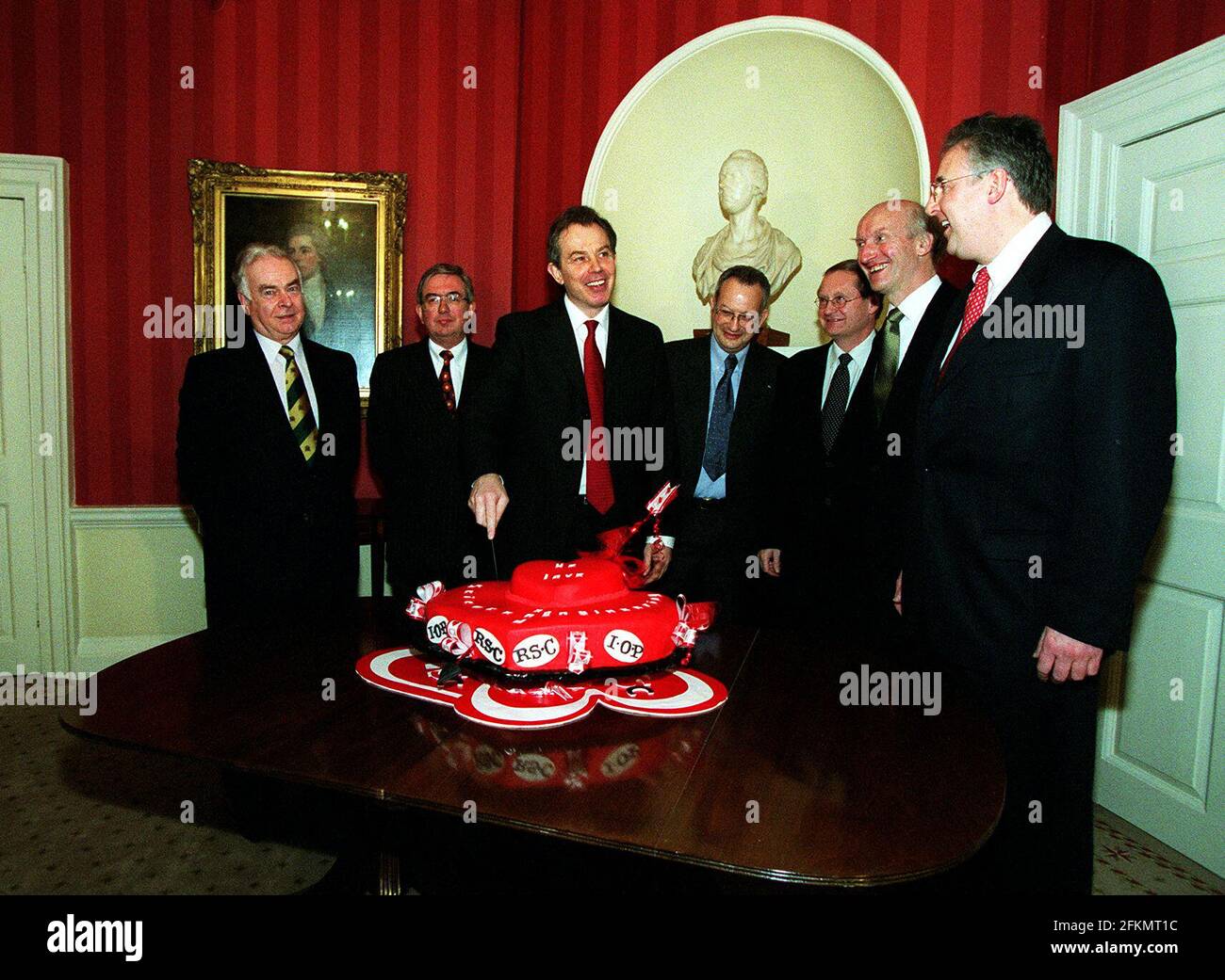 Tony Blairreceives a Valentine cake from members Feb 2001 of the Royal Society of Chemistry  in Downing Street Stock Photo