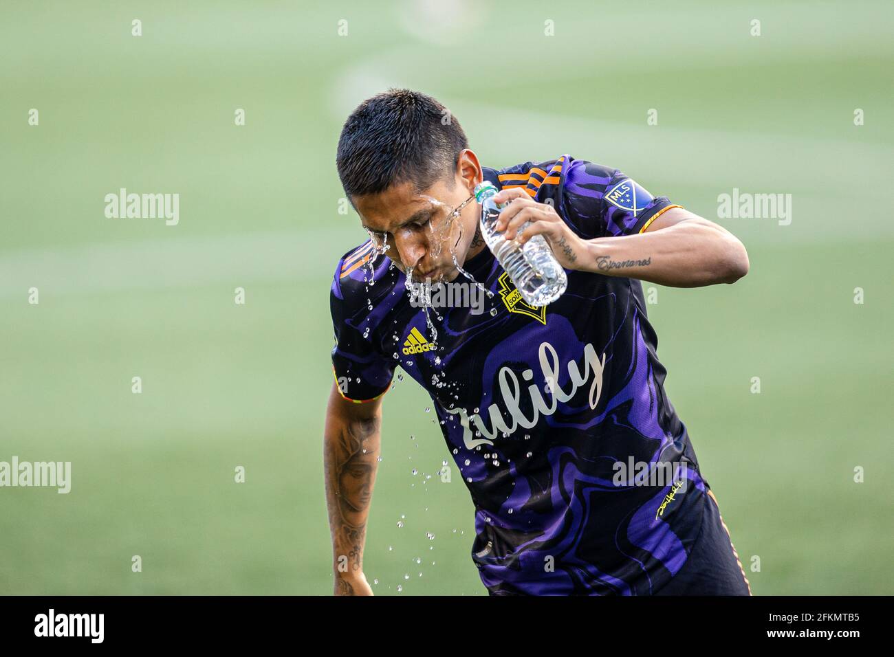 Seattle Sounders forward Raul Ruidiaz (9) splicing water on his face prior to the first half of an MLS match against the LA Galaxy at Lumen Field, Tue Stock Photo