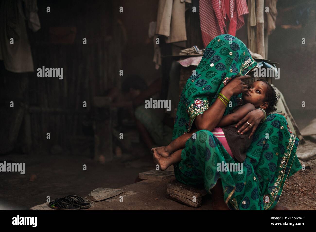 A woman with her son in a Kolkata slum, West Bengala, India, Asia Stock Photo