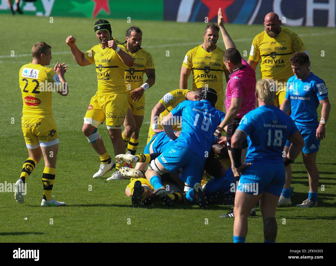 La Rochelle Players Celebrate At The Final Whistle During The European Rugby Champions Cup Semi Final Rugby Union Match Between Stade Rochelais And Leinster Rugby On May 2 21 At Marcel Deflandre