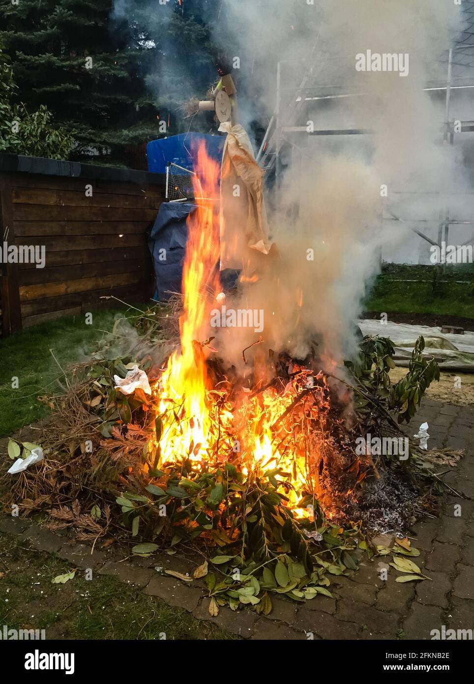 Burn garden waste in the garden Stock Photo Alamy