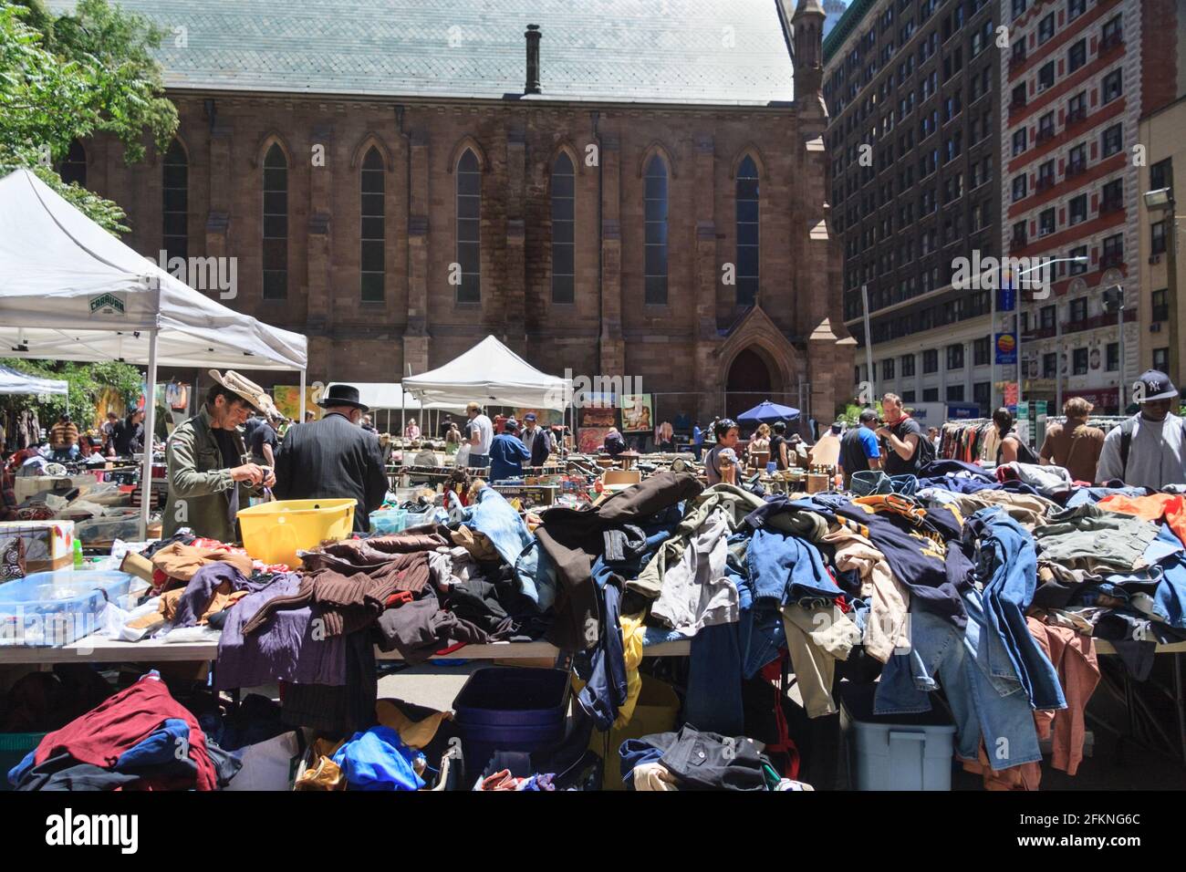People browse stalls at Chelsea Flea Market, Manhattan, New York City, USA Stock Photo Alamy People browse stalls at Chelsea Flea Market, Manhattan, New York City, USA Stock Photo Alamy