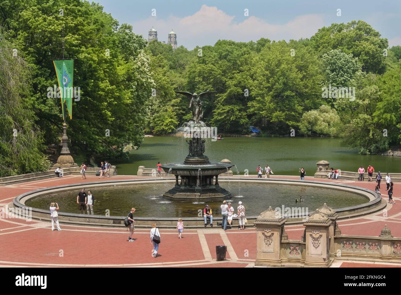 Fuente Bethesda, Central Park  Bethesda fountain central park, Bethesda  fountain, Manhattan skyline