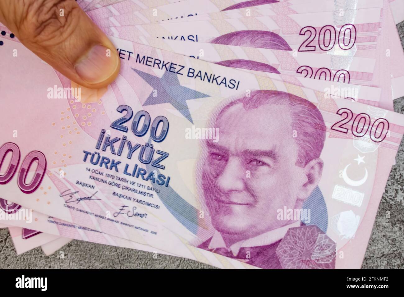 200 Turkish Lira Banknotes On Hand Stock Photo Alamy gagner-5000-fcfa-par-jour-et-150-000-fcfa-par-mois-sur-sportcash-99-de