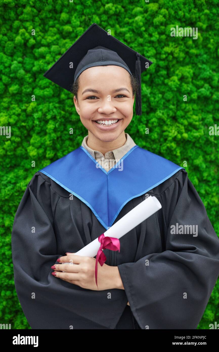 Green cap and gown graduation hi-res stock photography and images - Alamy