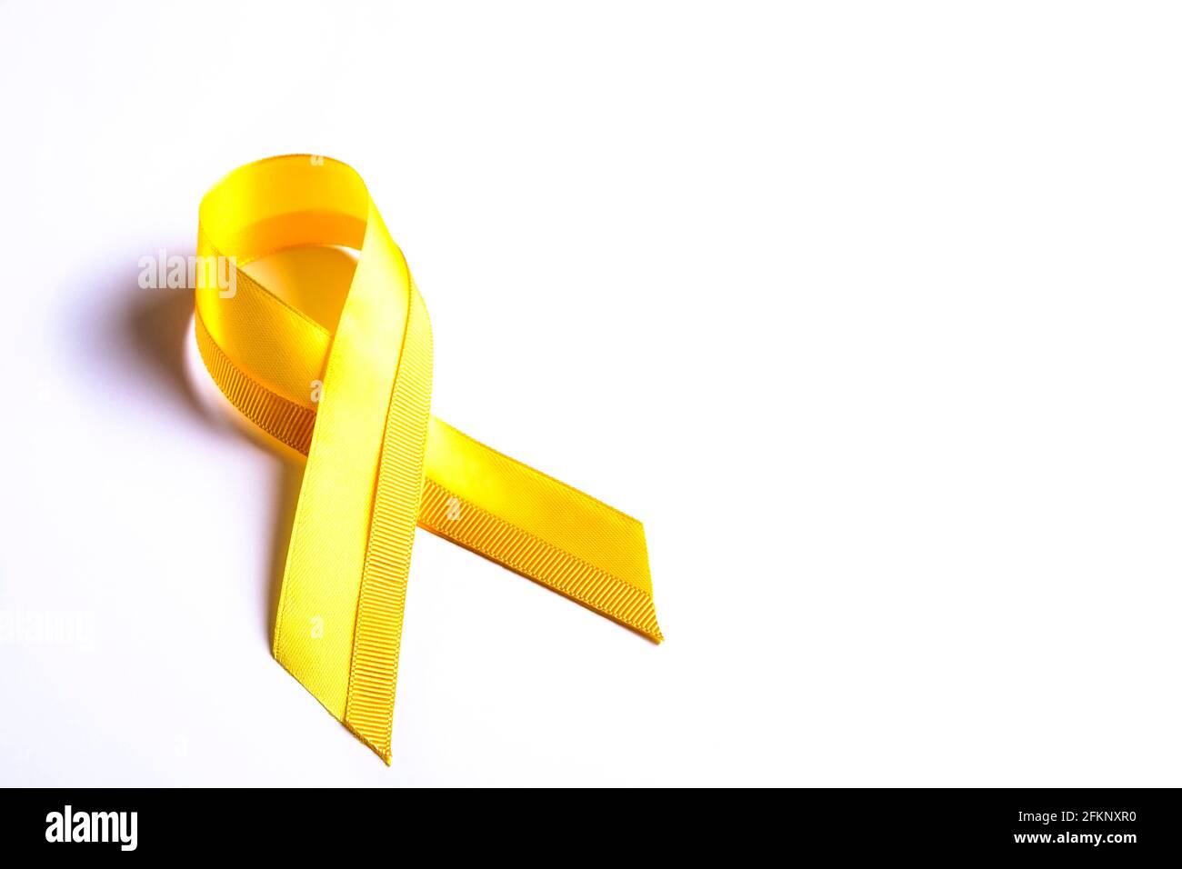 Что обозначает желтая ленточка. Фотосессия с желтой лентой. Желтая лента на белом фоне. Лента символ. Что обозначает желтая ленточка.