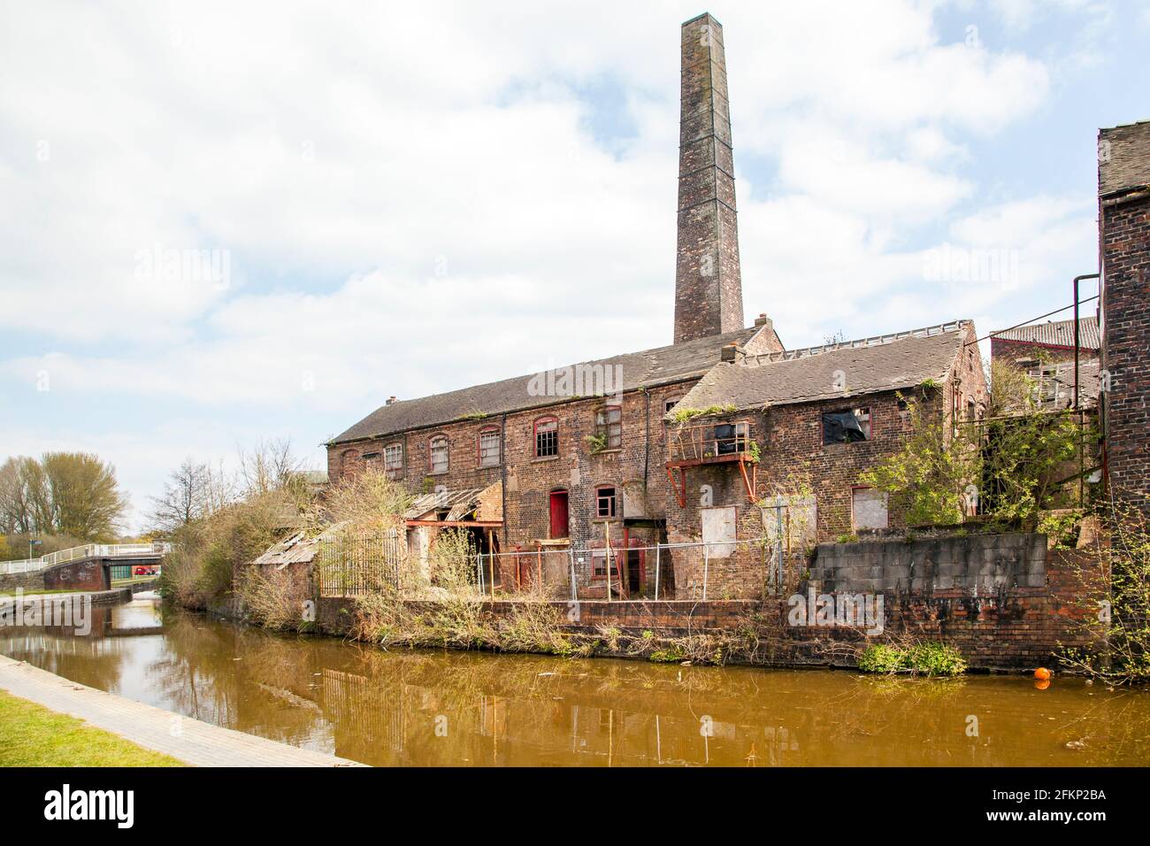 The old disused bottle kiln at the former Price and Kensington pottery works on the banks of the Trent and Mersey canal in Longport Stoke on Trent Stock Photo