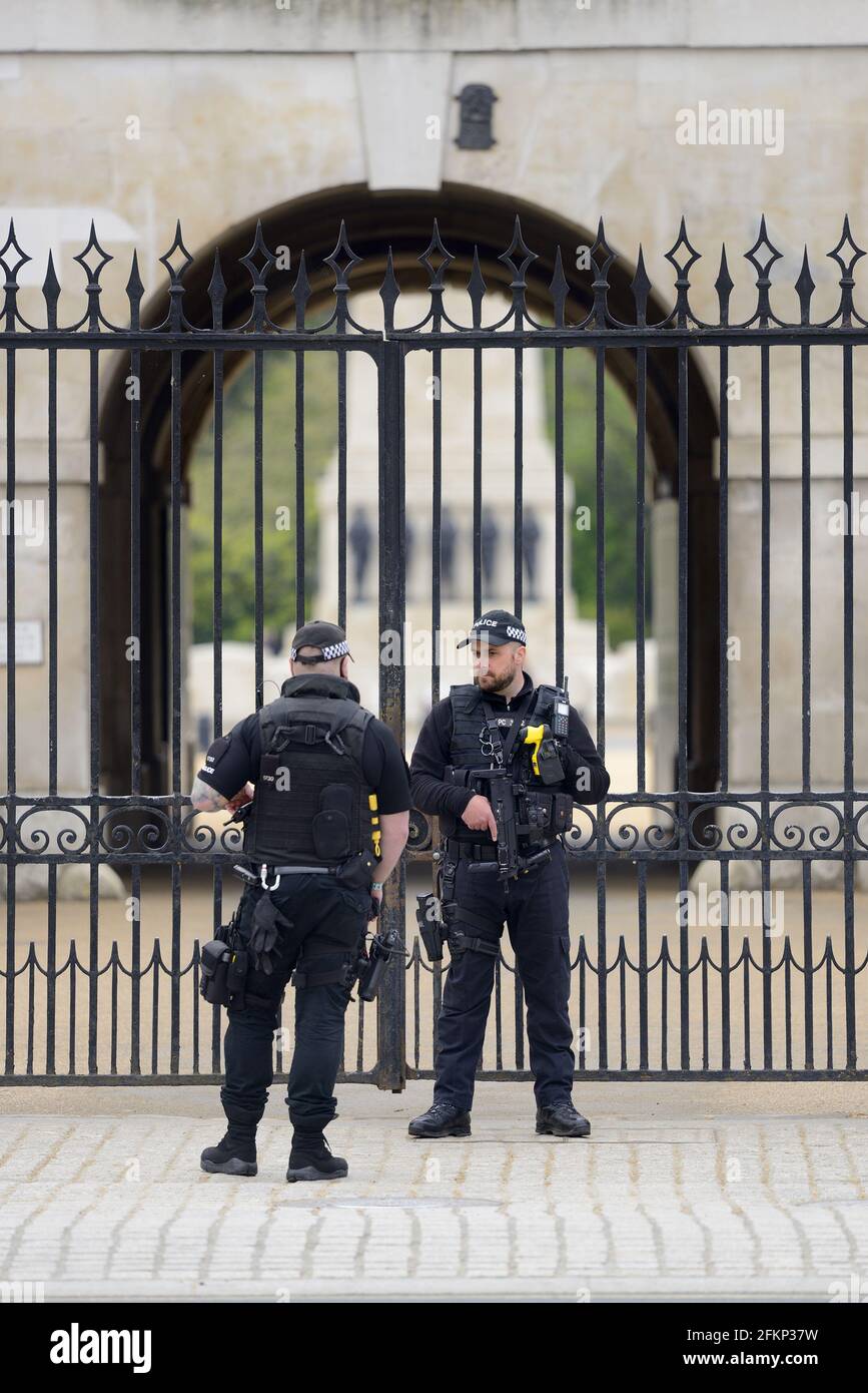 London, England, UK. Armed Metropolitan Police officersd on duty in Whitehall in front of Horse Guards Parade Stock Photo