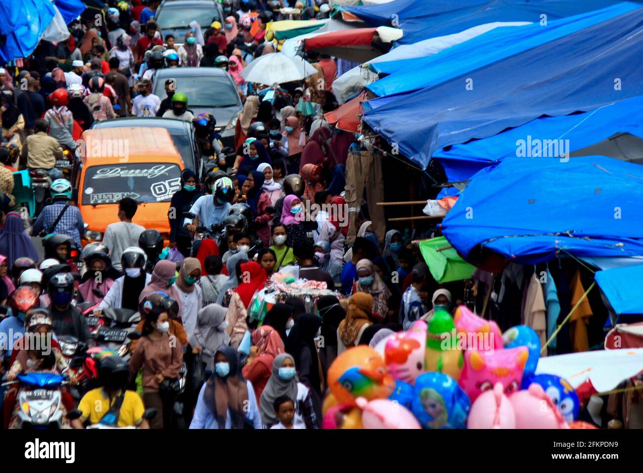 Padang City, West Sumatra, Indonesia. 3rd May 2021.  Preparation for the Eid al Fitr of celebration, people flock to the market to shop amid fears of the Corona Covid-19 virus outbreak in Padang City, West Sumatra, on May 3, 2021. Credit: Kariadil Harefa/Alamy Live News Stock Photo