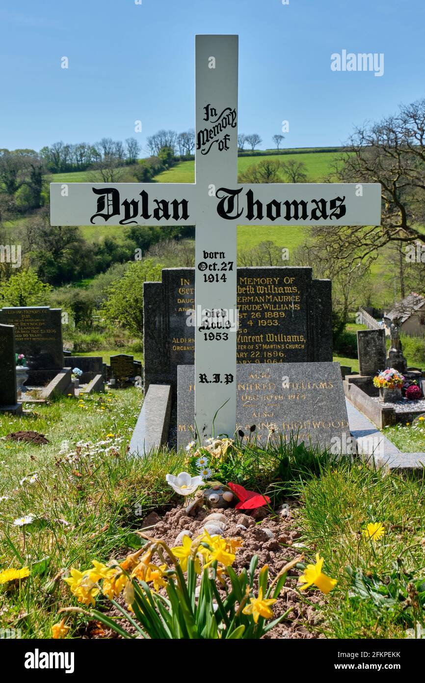 Dylan Thomas's grave at St Martin's Church, Laugharne, Carmarthenshire Stock Photo