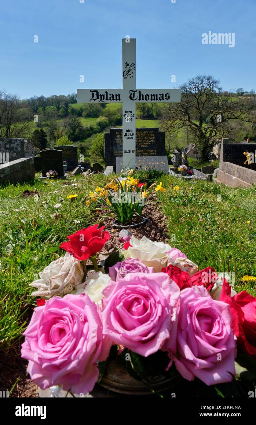 Dylan Thomas's grave at St Martin's Church, Laugharne, Carmarthenshire Stock Photo