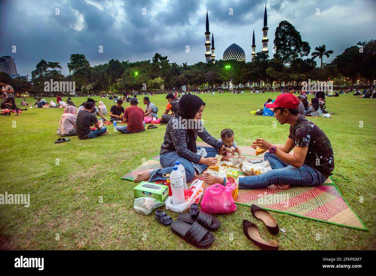 Muslims Breaking Fast Hi Res Stock Photography And Images Alamy