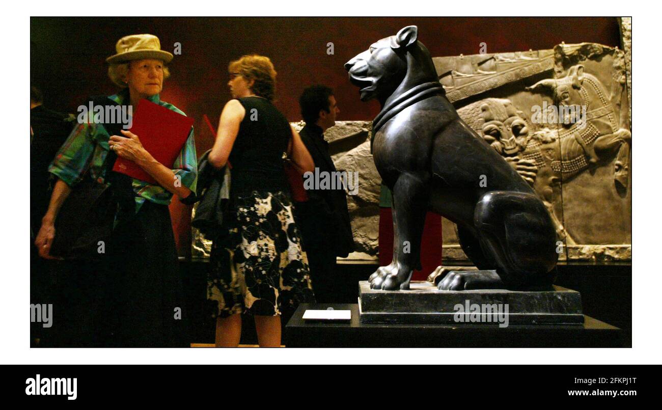 Polished black limestone statue of a large mastiff ..... A new exhibition of Ancient Persia opening at the British Museum.....9 Sept 2005 to 8 Jan 2006.pic David Sandison 7/9/2005 Stock Photo