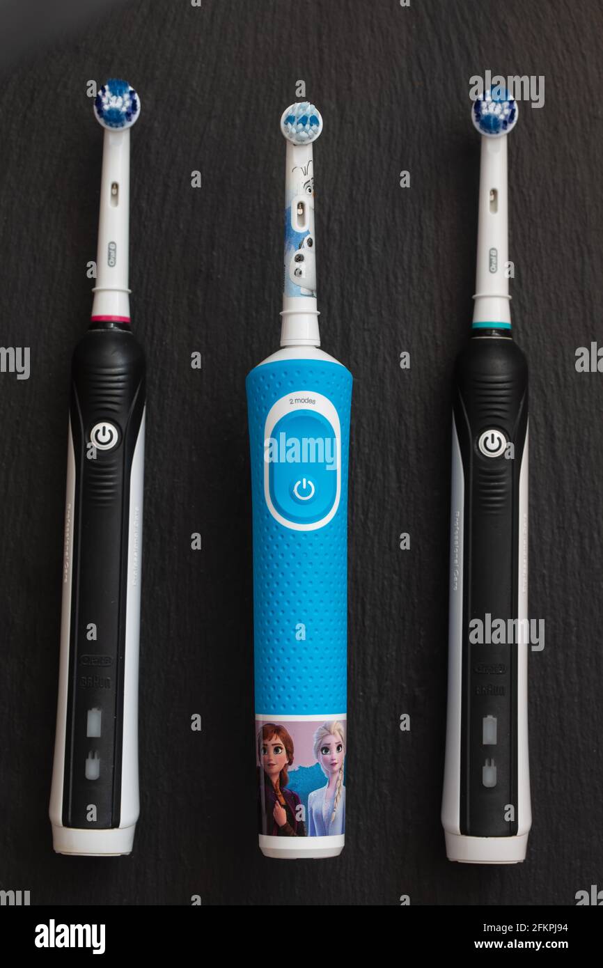 Frankfurt, Germany - May 1, 2021: Electric toothbrush Oral-B Cross Action PRO  750 black edition and Braun Oral-B rechargeable toothbrush for kids 3+ y  Stock Photo - Alamy