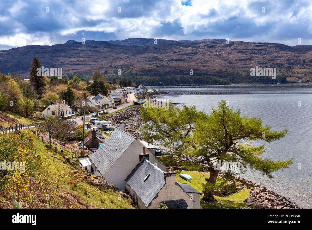 SHIELDAIG WESTER ROSS HIGHLANDS SCOTLAND THE VILLAGE HOUSES ON THE SHORE OF LOCH SHIELDAIG Stock Photo