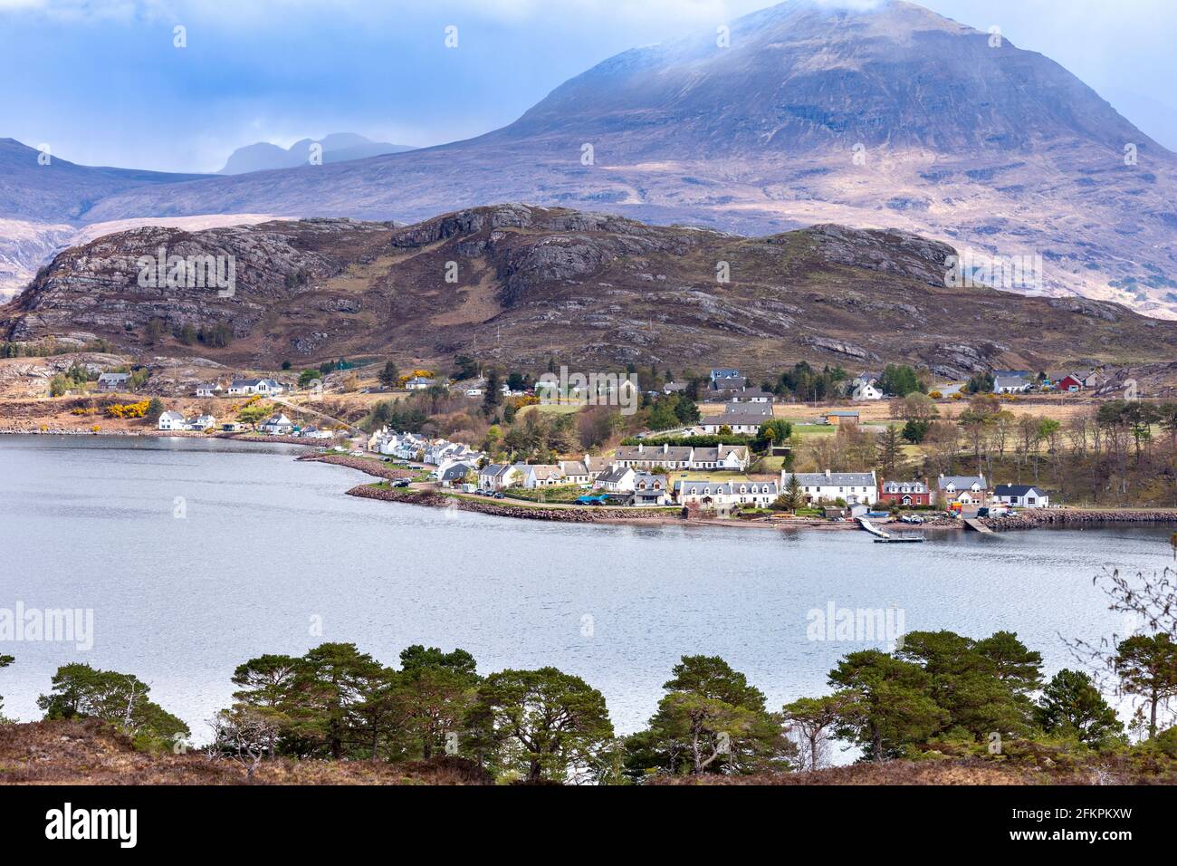 SHIELDAIG WESTER ROSS HIGHLANDS SCOTLAND VIEW OVER LOCH SHIELDAIG TO THE VILLAGE HOUSES Stock Photo