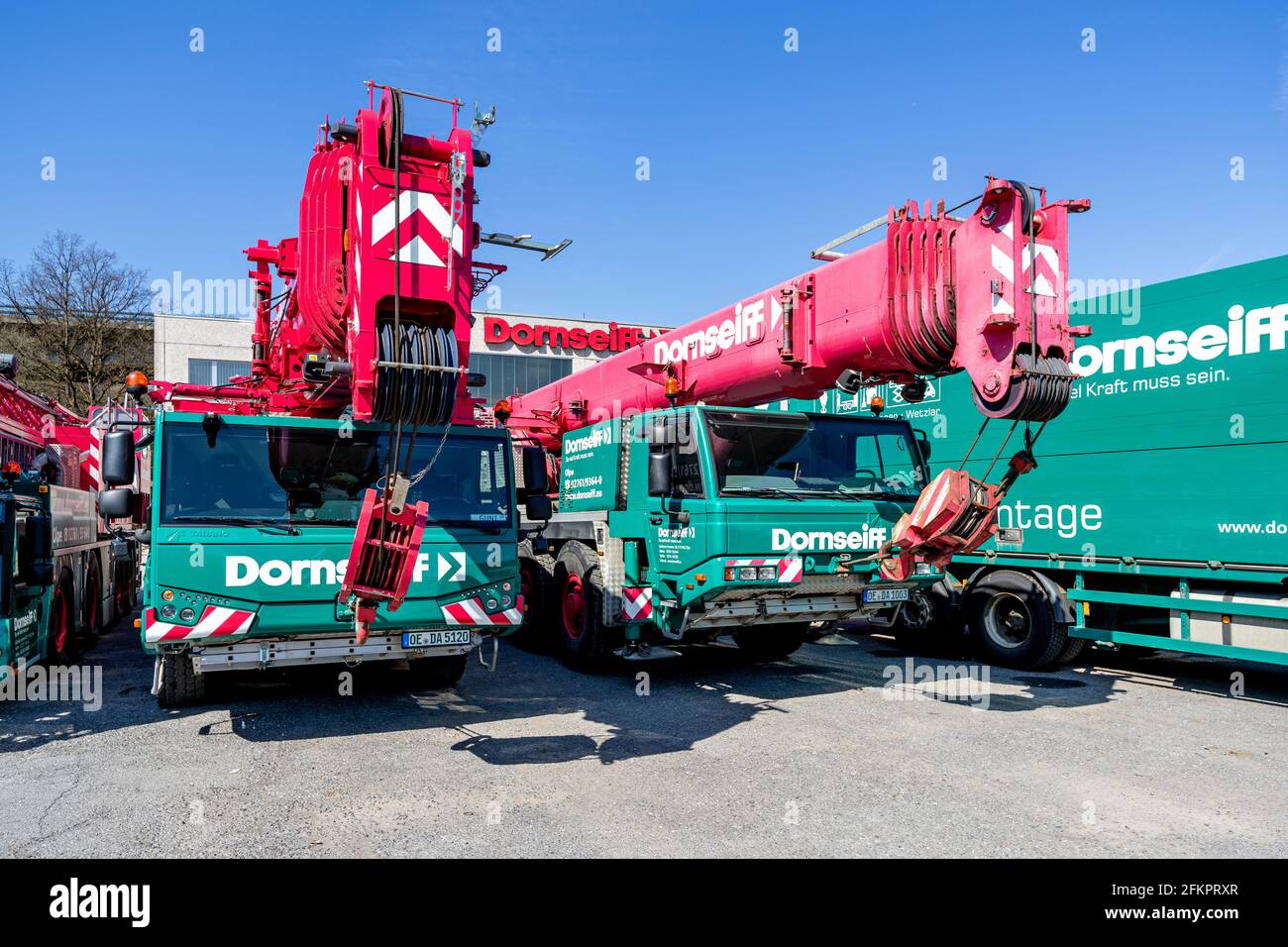 Mobile cranes hi-res stock photography and images - Alamy