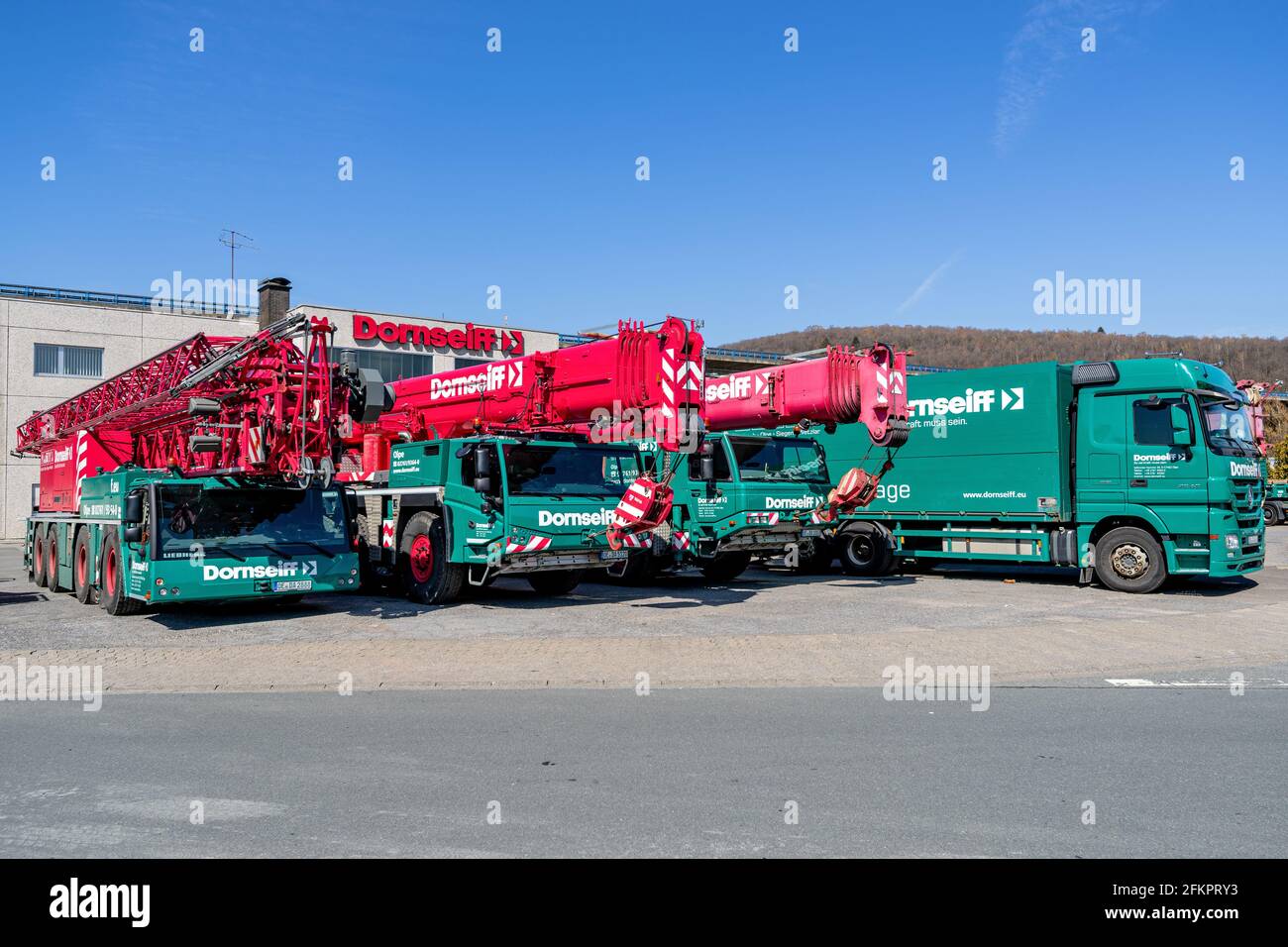Mobile cranes lifting hi-res stock photography and images - Alamy