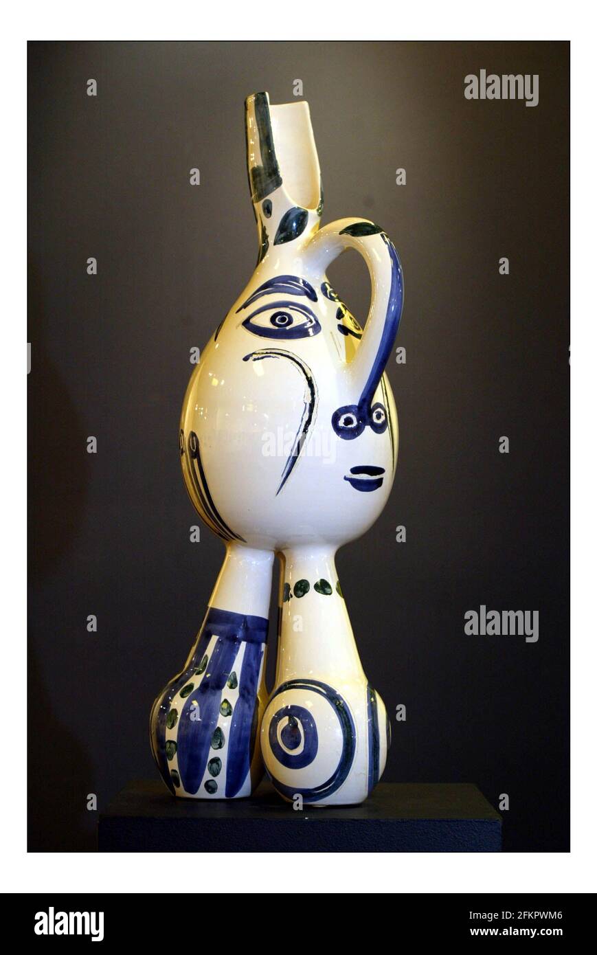 Ceramics by Pablo Picasso to be auctioned at Sothebys, Olympia in London, 12 October. Tripode (AR no 125)  28 000 - 35 000pic David Sandison 24/10/2005 Stock Photo