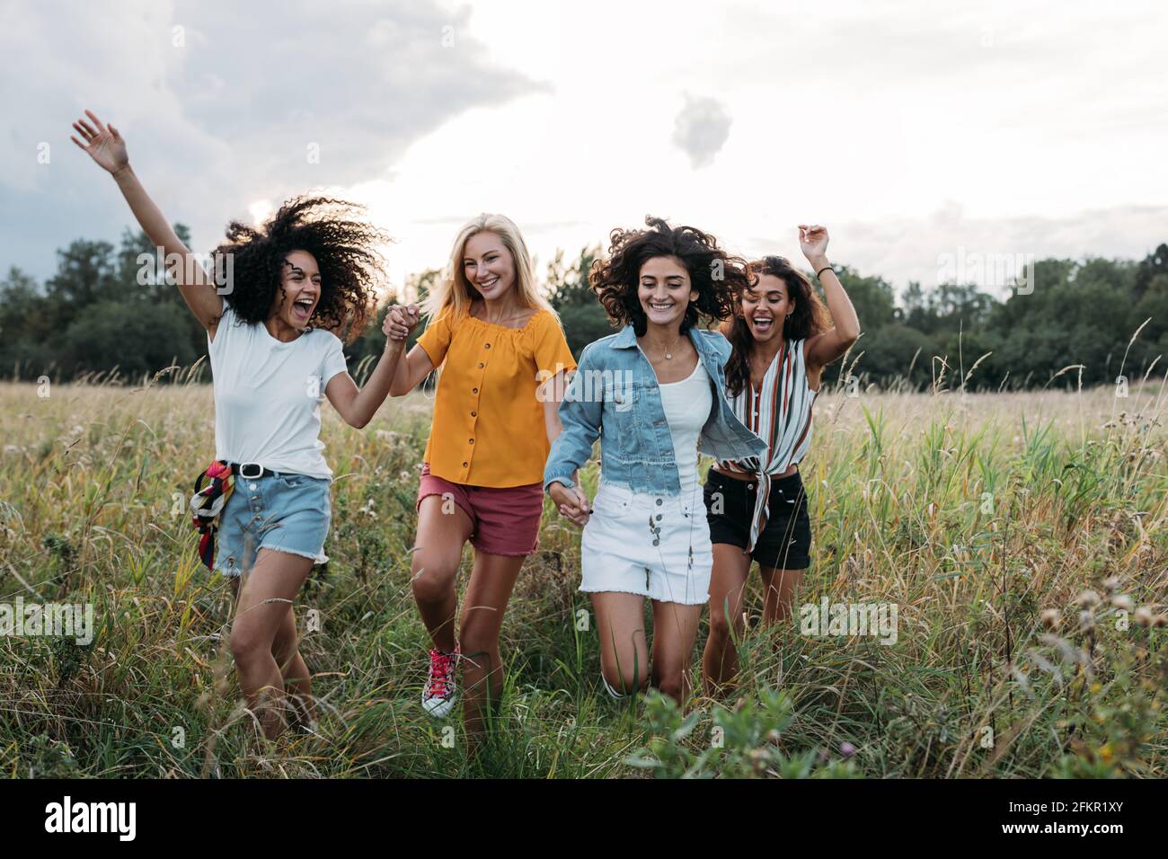 Four women laughing hi-res stock photography and images - Alamy