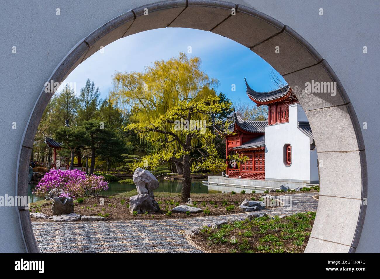 Beautiful view of a traditional chinese doorway within the botanical garden Stock Photo