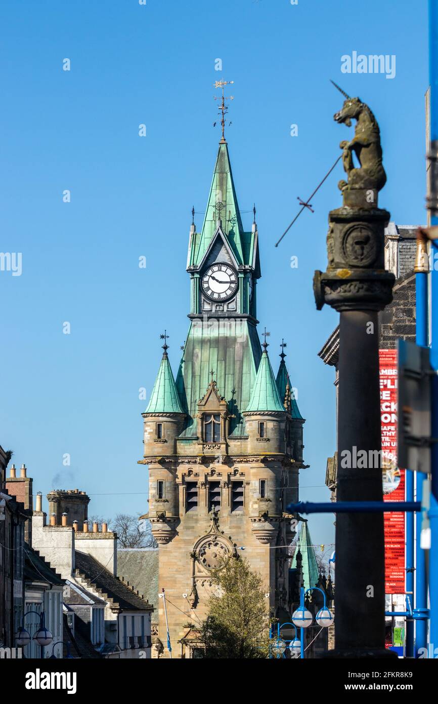 Dunfermline City Chambers with the Unicorn of the Mercat Cross in the foreground. Stock Photo