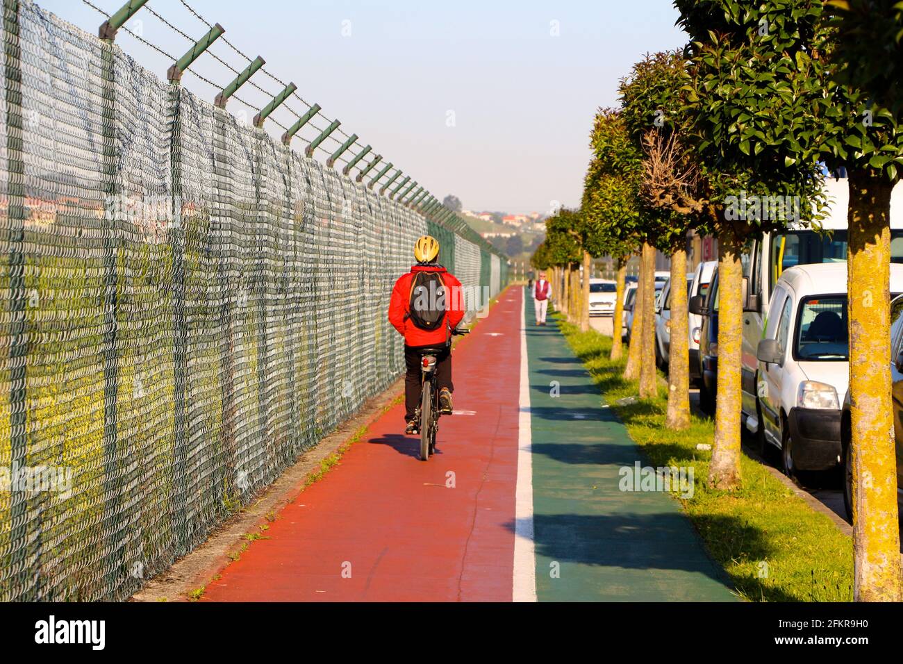 Movilizar compañero trabajo A cyclist riding early morning next to the perimeter security fence of Santander airport on the Parayas cycle path circuit Santander Cantabria Spain Stock Photo - Alamy Movilizar compañero trabajo A cyclist riding early morning next to the perimeter security fence of Santander airport on the Parayas cycle path circuit Santander Cantabria Spain Stock Photo - Alamy
