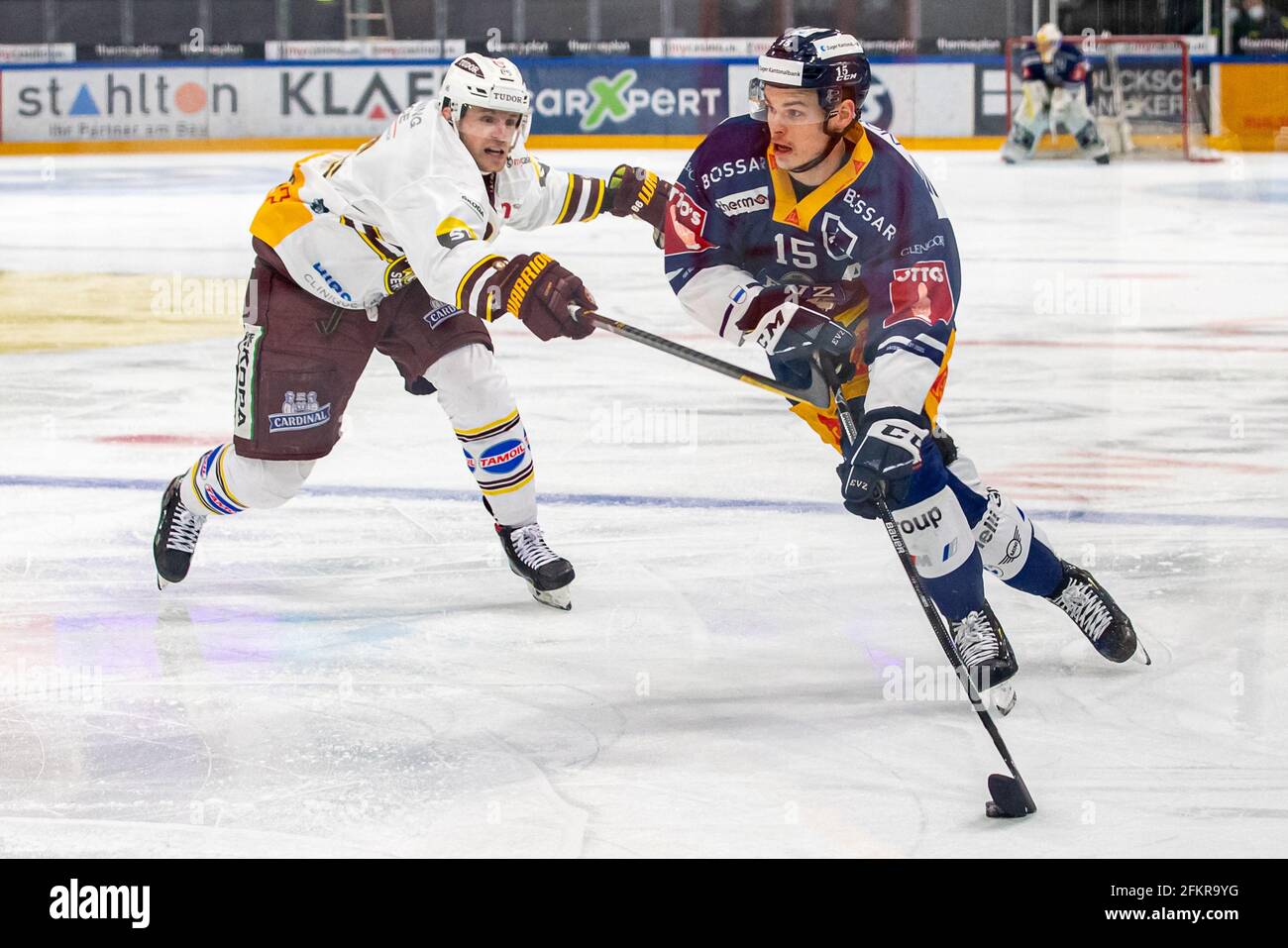 # 86 Joel Vermin (Geneva) arrives late against Gregory Hofmann # 15 (EV Zug) during the National League Playoff Final ice hockey game 1 between EV Zug and Geneve-Servette HC on May 3rd, 2021 in the Bossard Arena in Zug. (Switzerland/Croatia OUT) Credit: SPP Sport Press Photo. /Alamy Live News Stock Photo