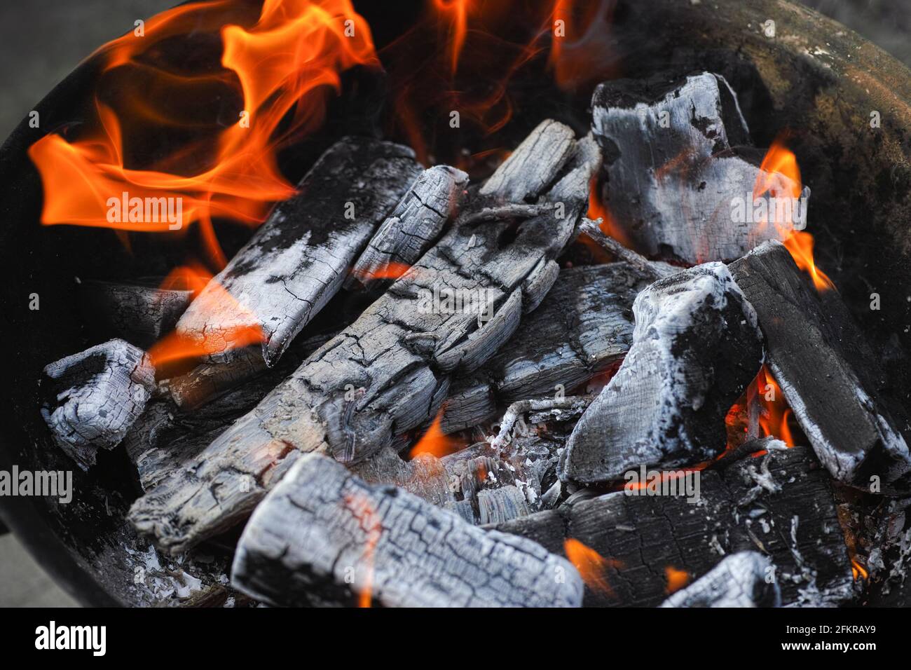 Close up charcoal hires stock photography and images Alamy