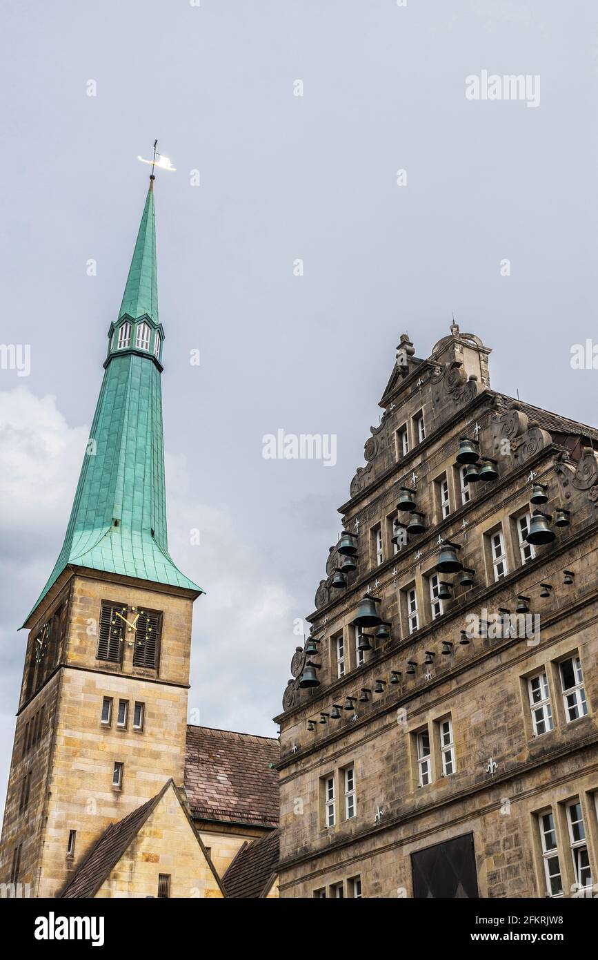 Church of the St. Nicolai and the Hochzeitshaus, the Glockenspiel plays