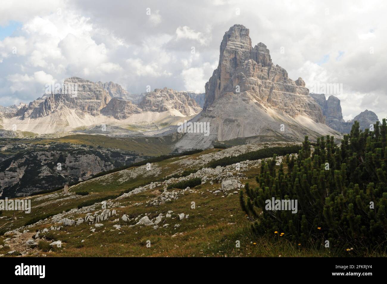 Panorama da Cima Piana verso le Tre Cime di Lavaredo e il Monte Paterno Stock Photo