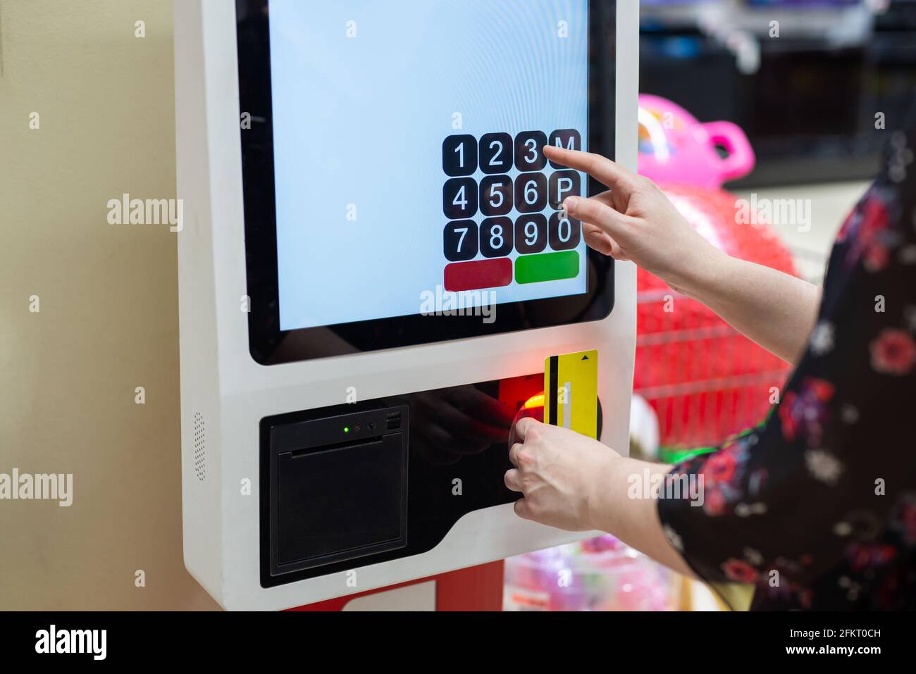 automated machine, paying with credit card in shopping center Stock Photo