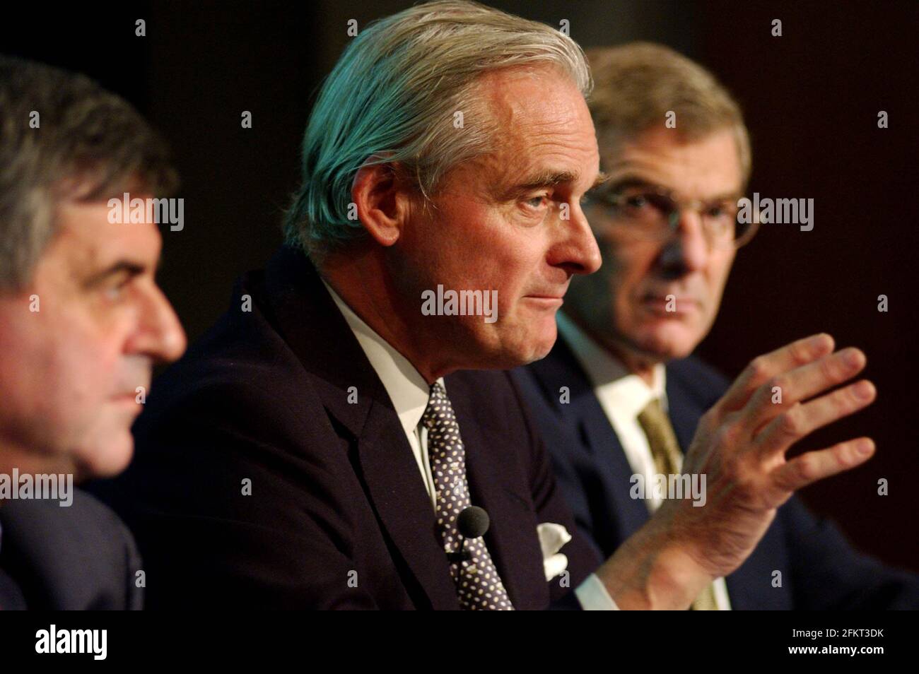 CHAIRMAN OF LIFFE BRIAN WILLIAMSON (CENTRE) WITH JEAN FRANCOIS THEODORE-CEO OF EURONEXT (LEFT) AND CHIEF EXEC OF LIFFE HUGH FREEDBERG (RIGHT),TALKS TO PRESS TODAY AFTER THE MERGER OF LIFFE WITH EURONEXT.29 October 2001 PHOTO ANDY PARADISE Stock Photo