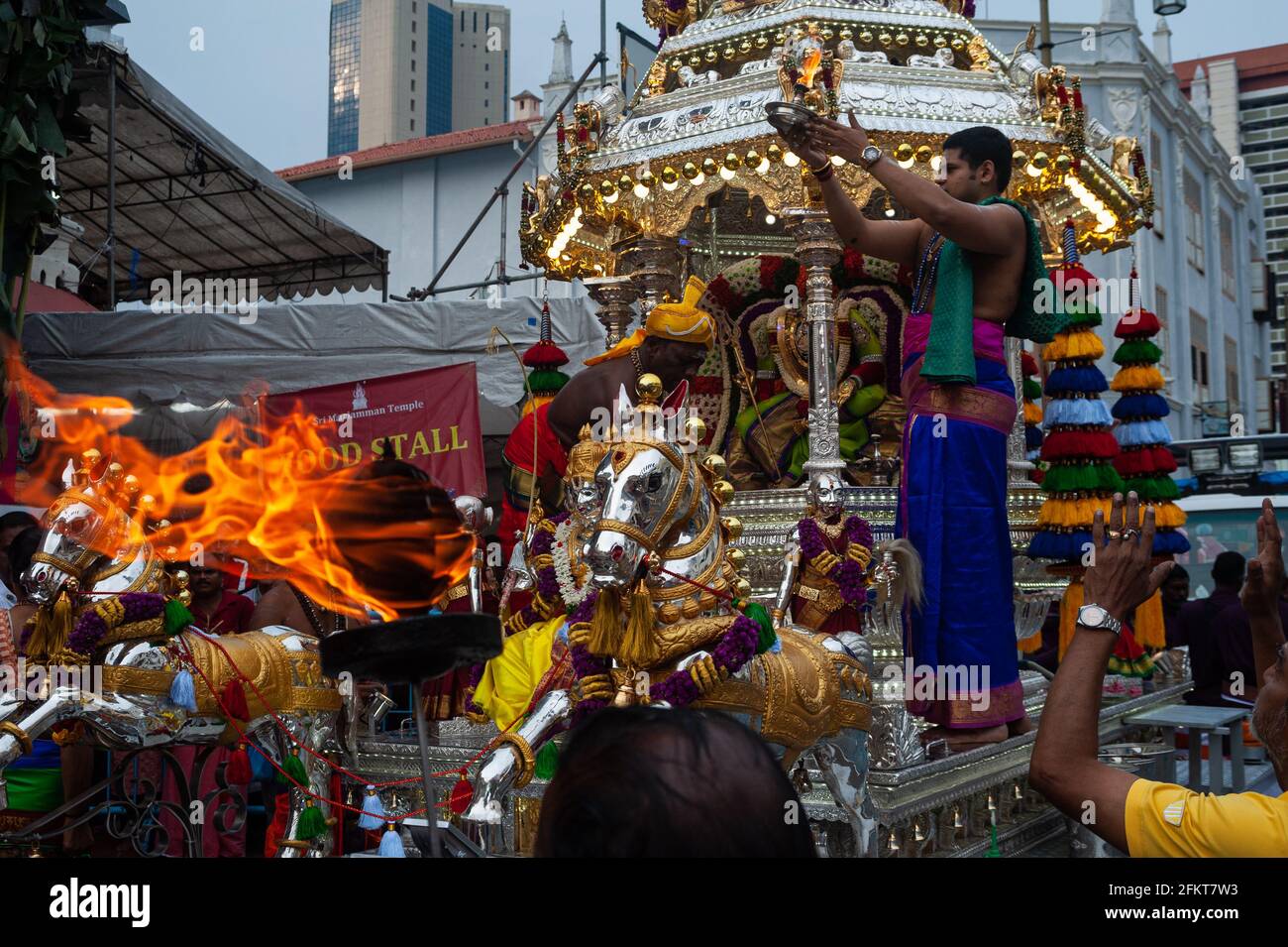26.10.2018, Singapore, Republic of Singapore, Asia - Hindus during a traditional religious ceremony in front of the Sri Mariamman Temple in Chinatown. Stock Photo