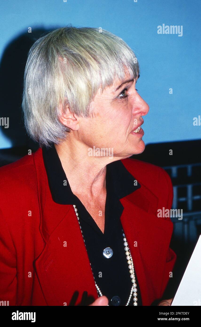 Barbara Rütting, deutsche Schauspielerin und Autorin, signiert ihr ...