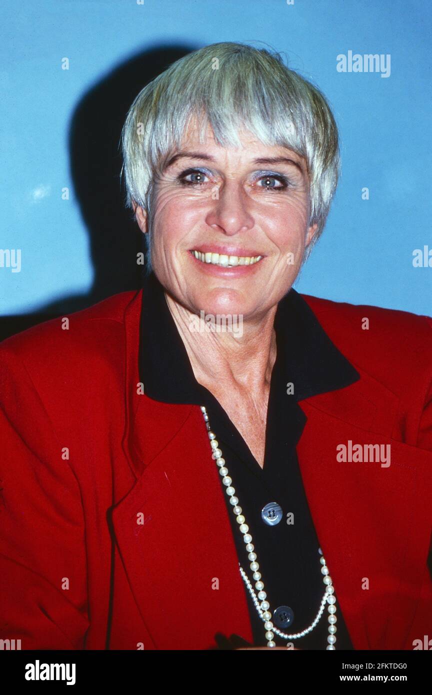 Barbara Rütting, deutsche Schauspielerin und Autorin, signiert ihr ...