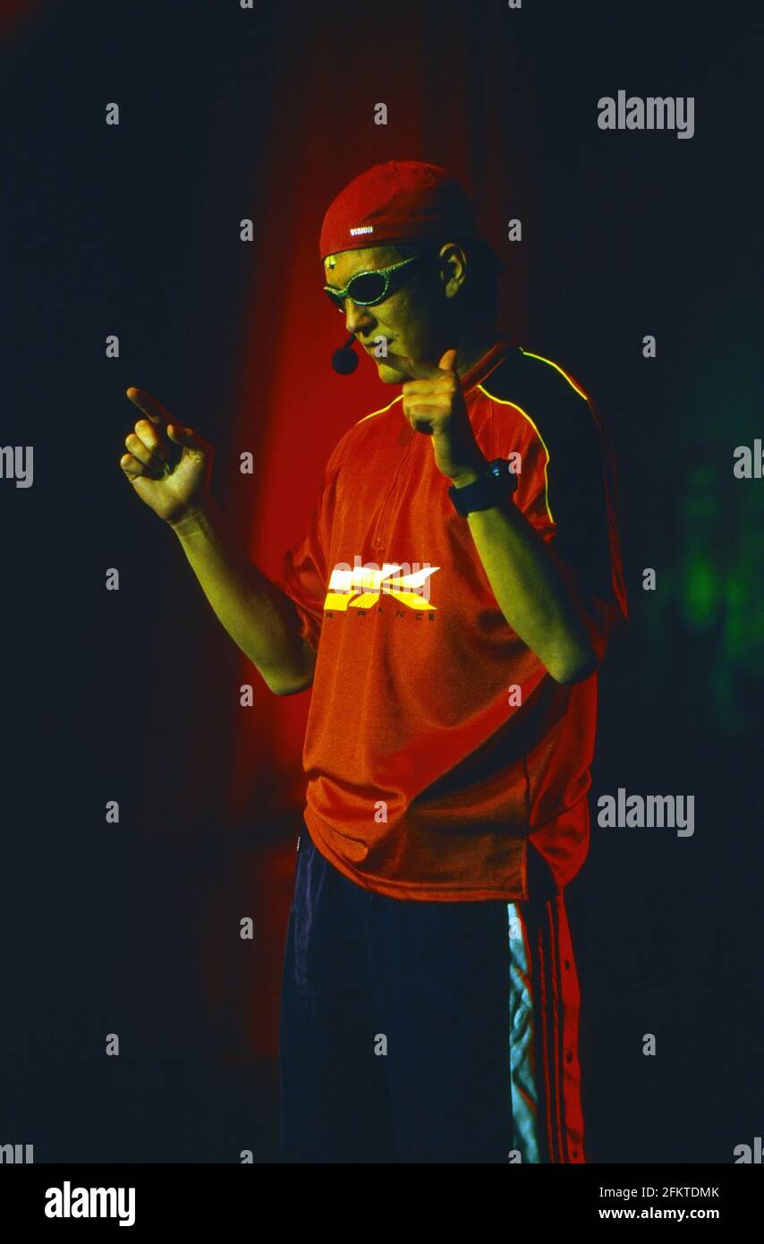 Matze Knop als Radiofigur 'Richie' als Vorgruppe beim Konzert der Band 'Die Fabulösen Thekenschlampen' in Köln, Deutschland 1997. Stock Photo