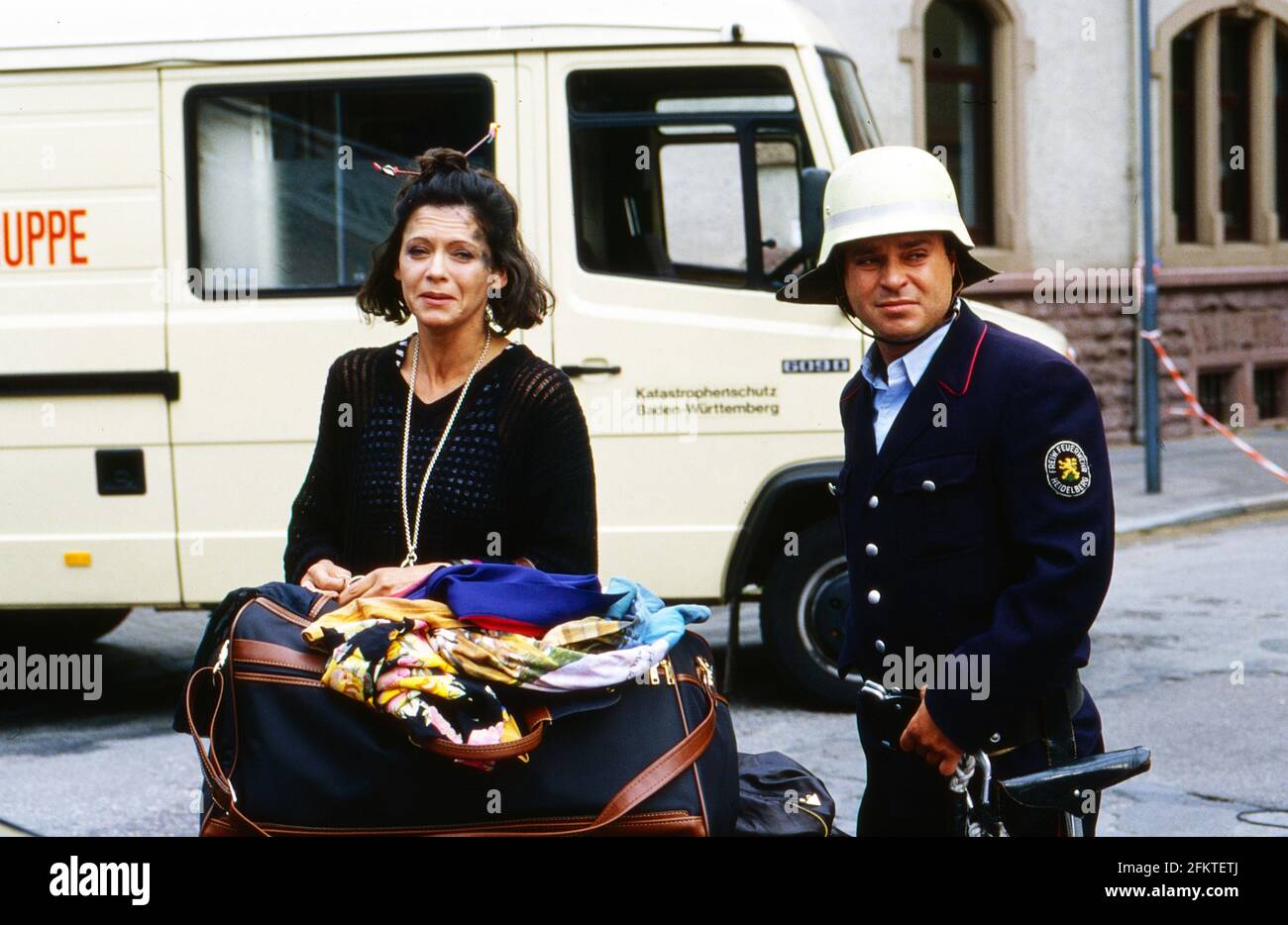 Der Mond scheint auch für Untermieter, Fernsehserie, Deutschland 1994, Darsteller: Angela Roy und Feuerwehrmann Stock Photo