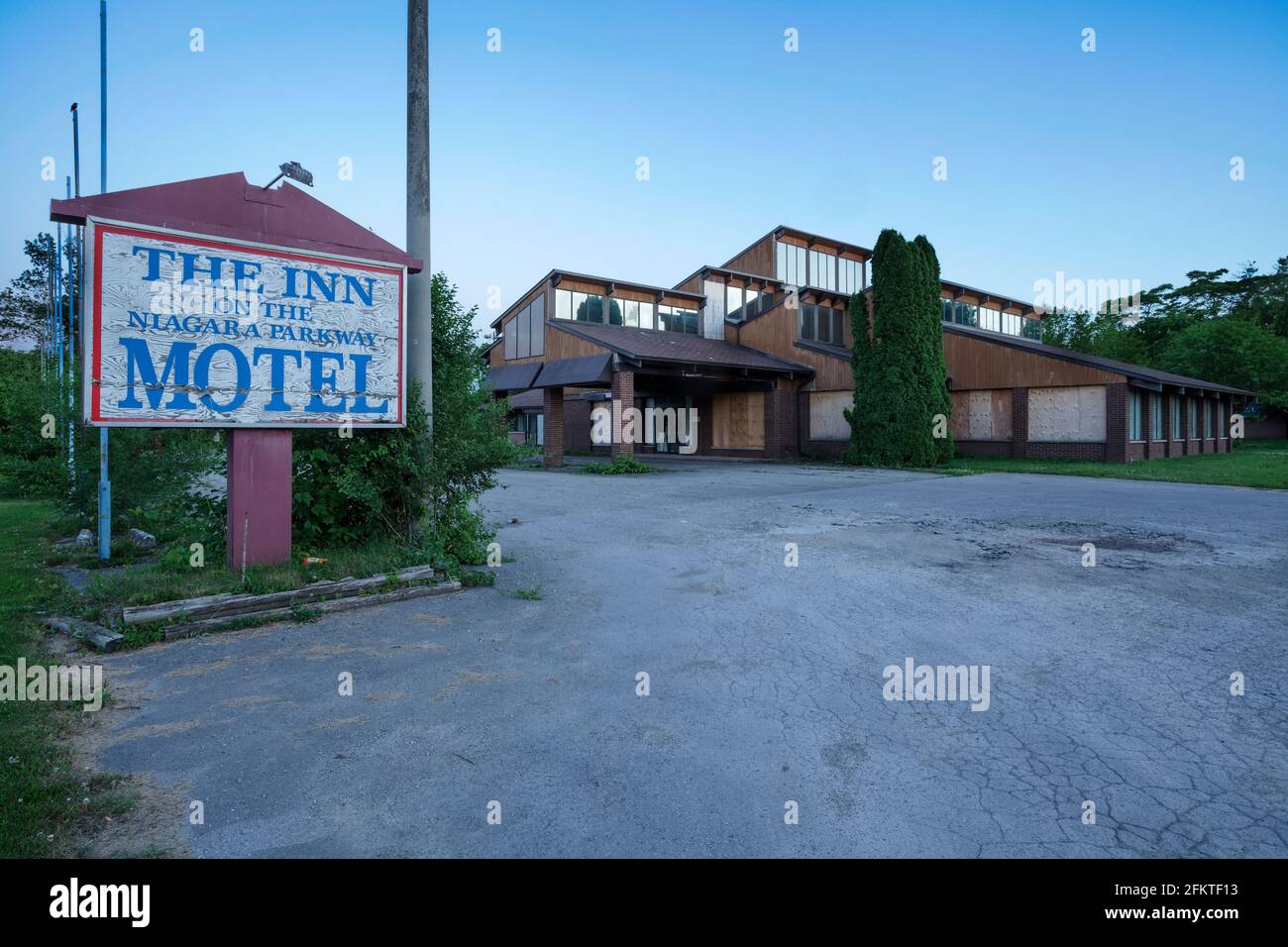 The abandoned Inn on the Niagara Parkway Motel in Chippawa, Niagara Falls, Ontario, Canada. This building has been demolished and no longer exists. Stock Photo