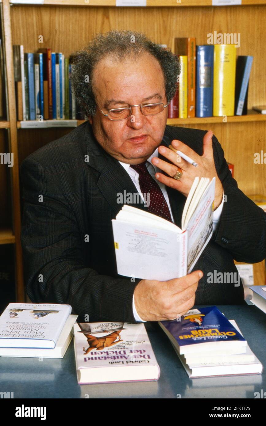 Gabriel Laub, Journalist, Satiriker und Aphoristiker polnisch jüdischer Herkunft, liest aus dem Buch 'Die Kunst des Sonnenbrands' in Hamburg, Deutschland 1994. Stock Photo
