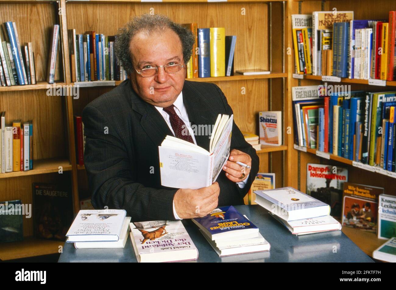 Gabriel Laub, Journalist, Satiriker und Aphoristiker polnisch jüdischer Herkunft, liest aus dem Buch 'Die Kunst des Sonnenbrands' in Hamburg, Deutschland 1994. Stock Photo