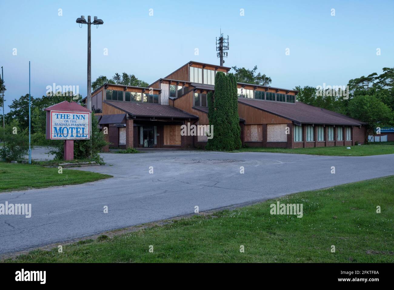 The abandoned Inn on the Niagara Parkway Motel in Chippawa, Niagara Falls, Ontario, Canada.  This building has been demolished and no longer exists. Stock Photo